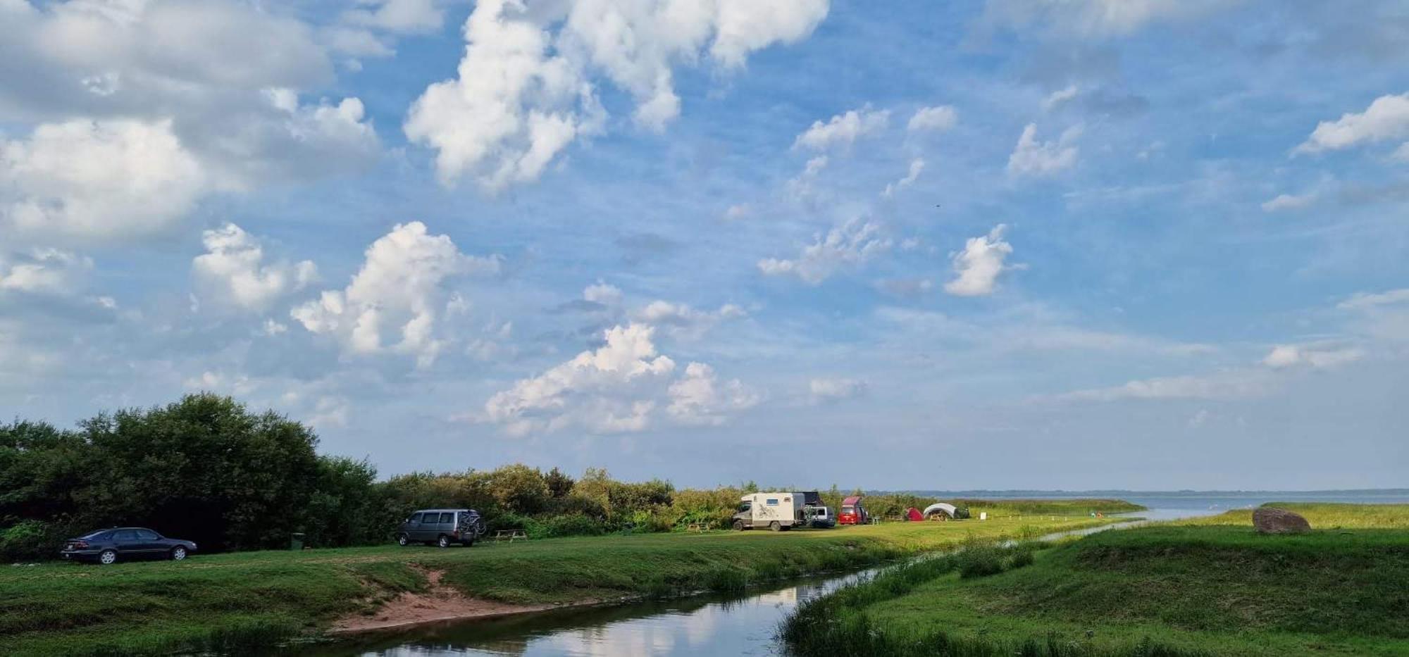Kempings Ezerpriedes Burtnieki  Buitenkant foto
