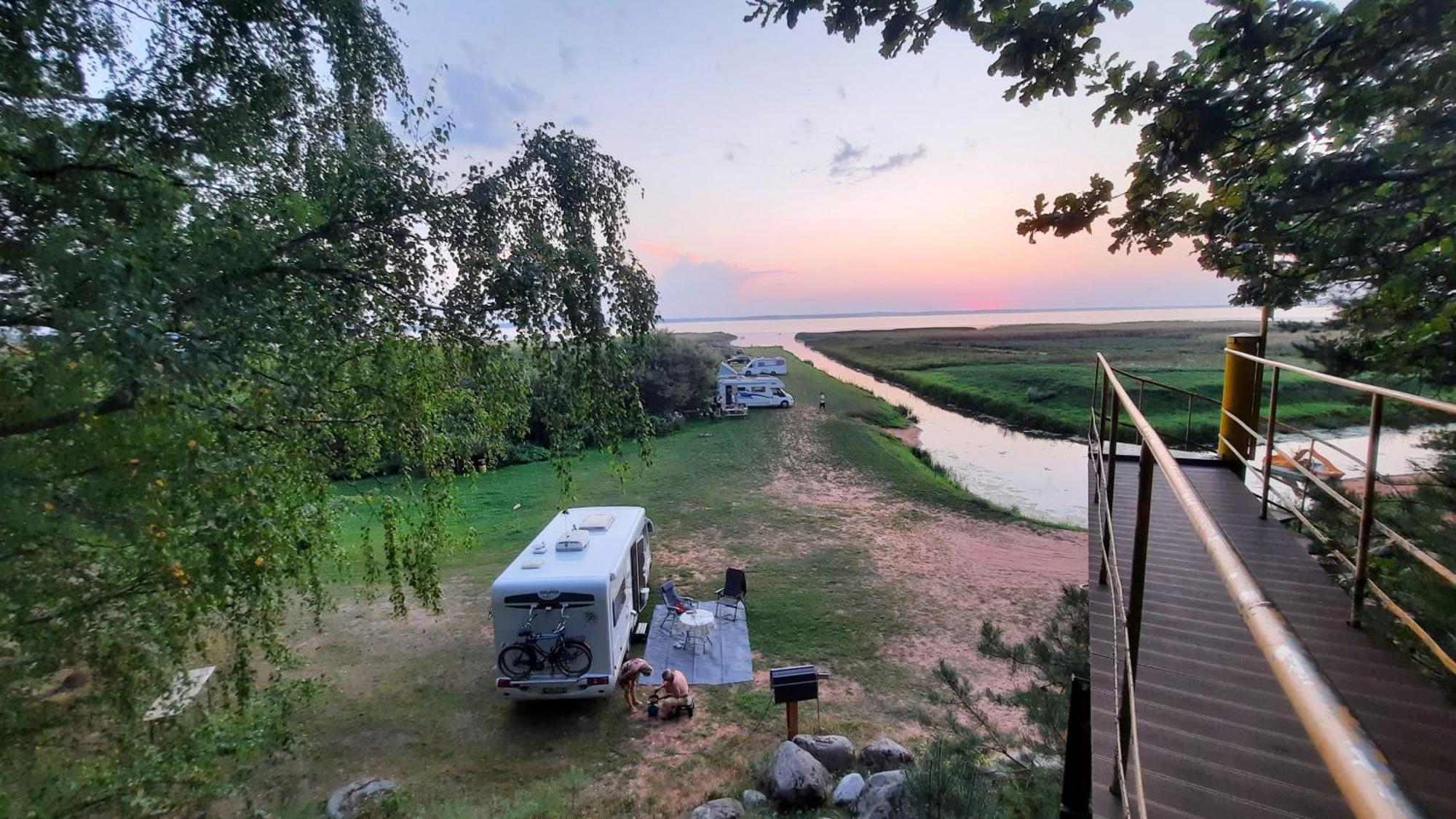 Kempings Ezerpriedes Burtnieki  Buitenkant foto