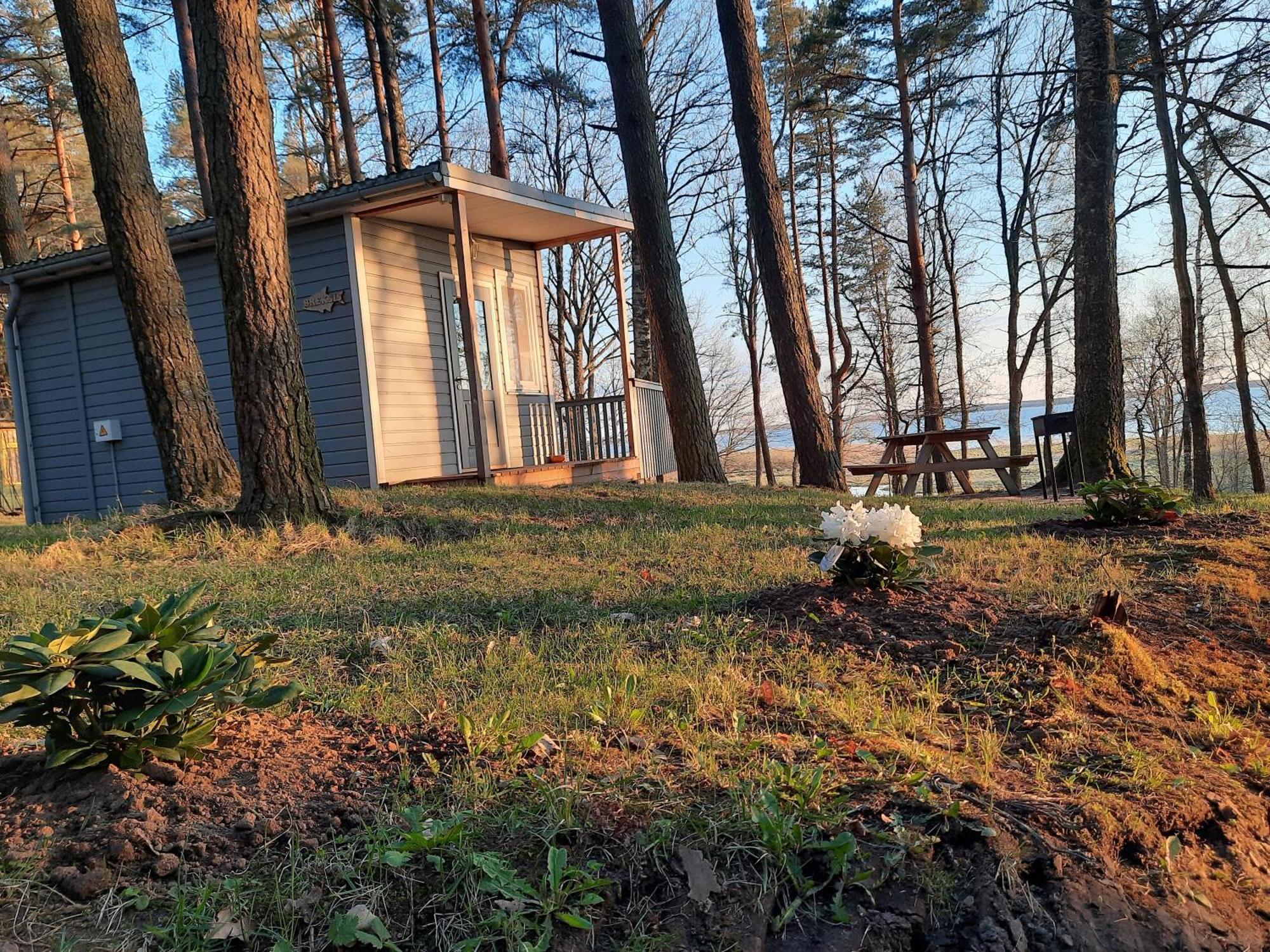 Kempings Ezerpriedes Burtnieki  Buitenkant foto