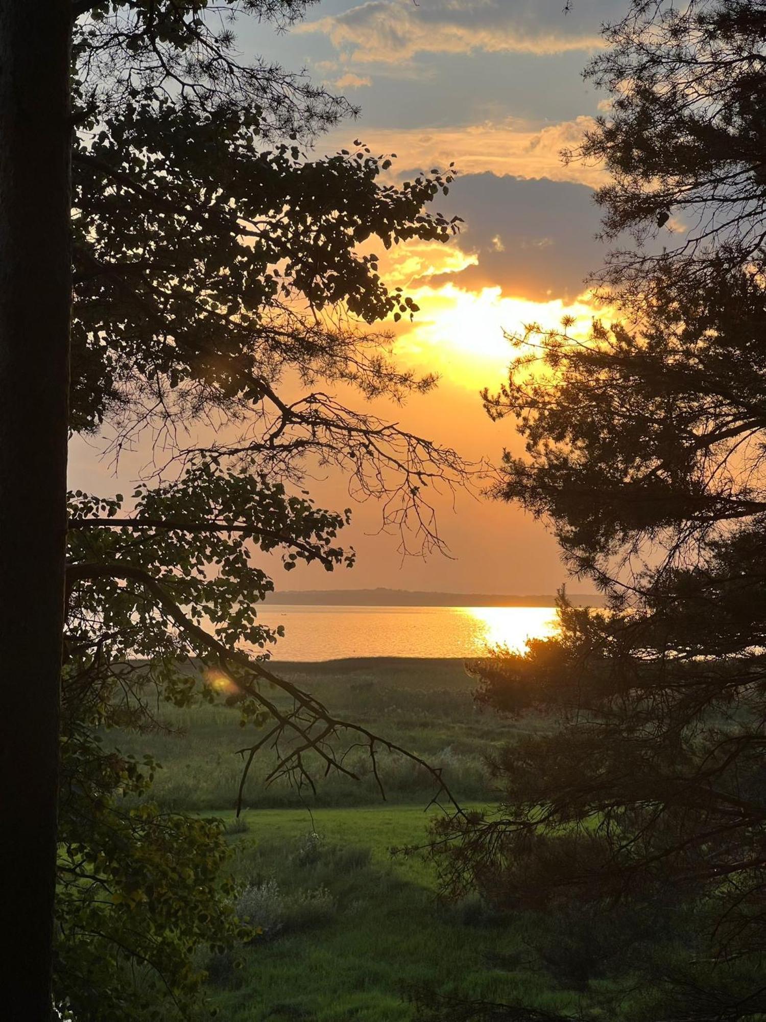 Kempings Ezerpriedes Burtnieki  Buitenkant foto